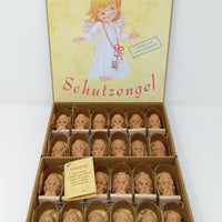 24 Schutzengel kniend im Holzbogen